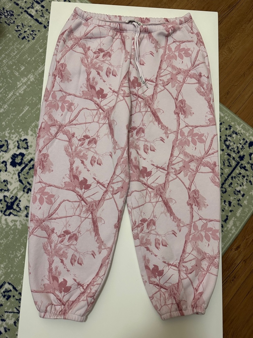 A & F Light Pink Camo High Rise Sunday Baggy Sweatpants & Sunday Slash Top - Picture 4 of 7